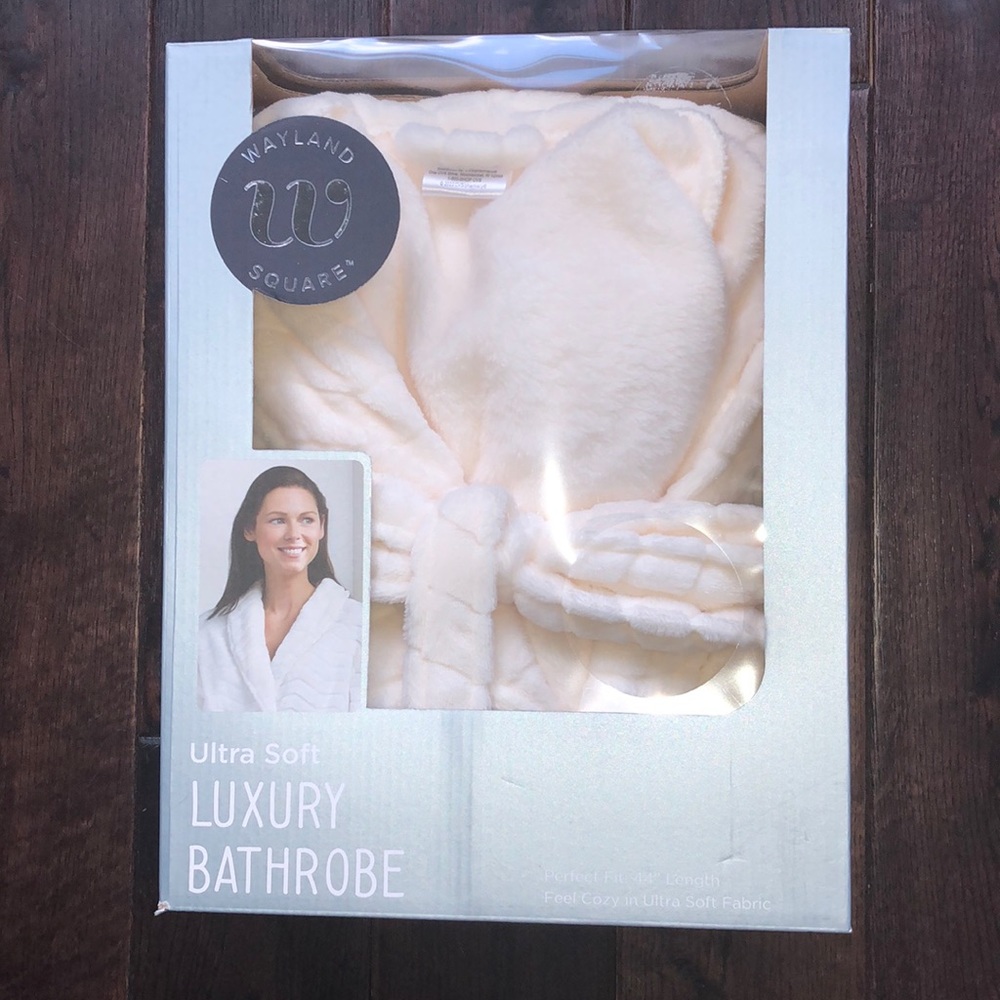 Women’s Robe Ultra Plush one size fits most ivory color. New in box